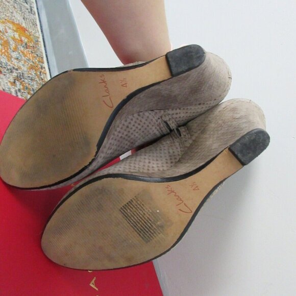 Clarks Lorenzo Women 7 Brown Ankle Boots Booties Wedge Heels Snake Suede 566 - Picture 5 of 11